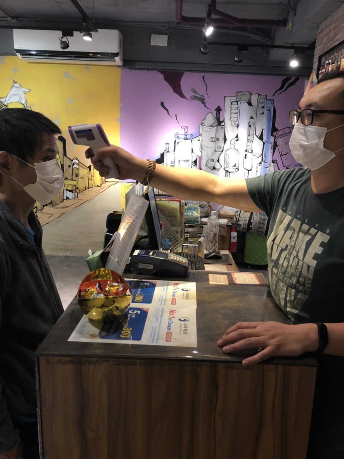 第五家防疫旅館幫客人量測體溫。 圖:台北市觀傳局 / 提供 第五家防疫旅館幫客人量測體溫。 圖:台北市觀傳局 / 提供