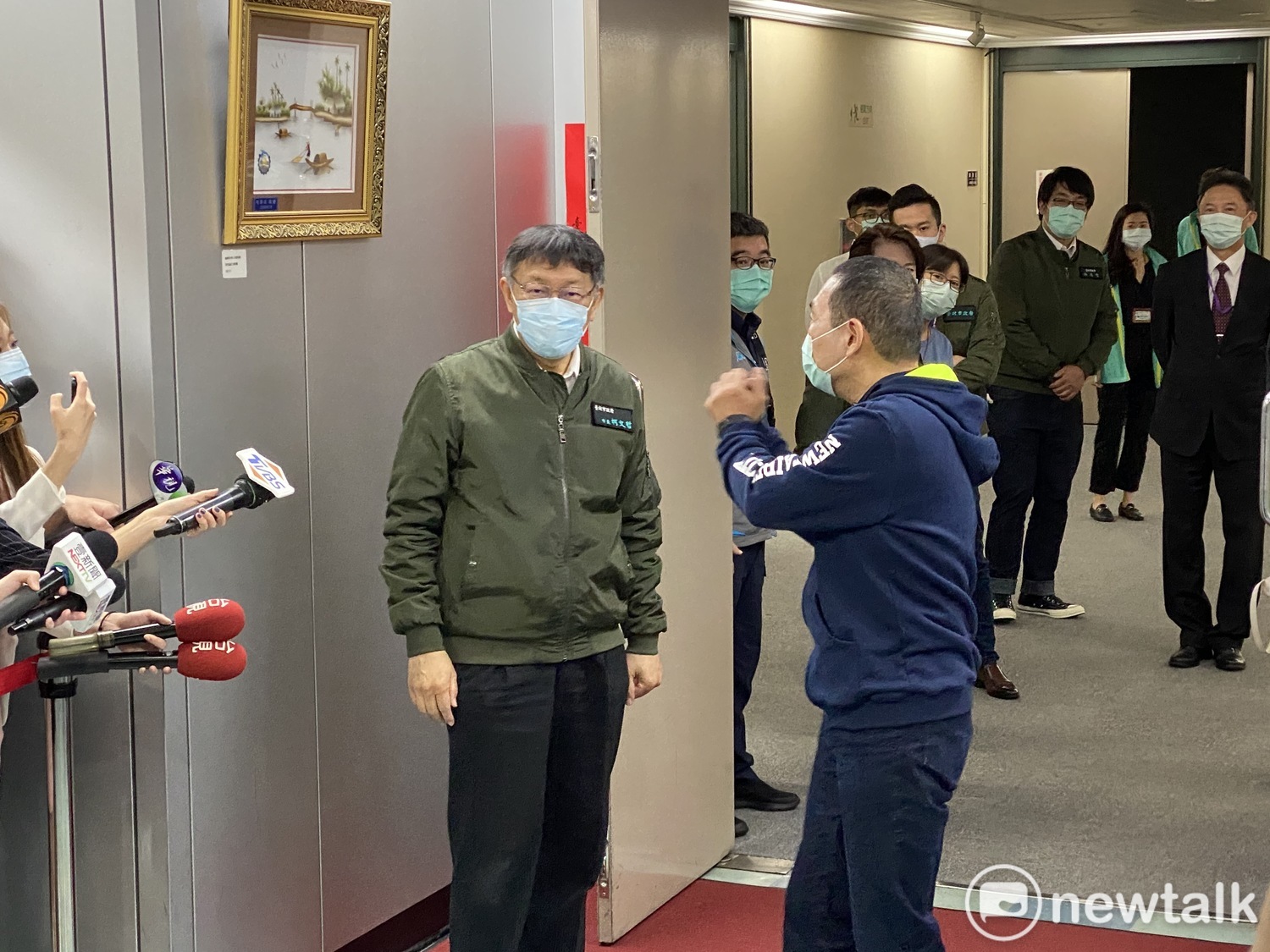侯友宜到場後,向柯文哲拱手致意,表示最近因應疫情不握手。 圖:周煊惠 /攝 侯友宜到場後,向柯文哲拱手致意,表示最近因應疫情不握手。 圖:周煊惠 /攝