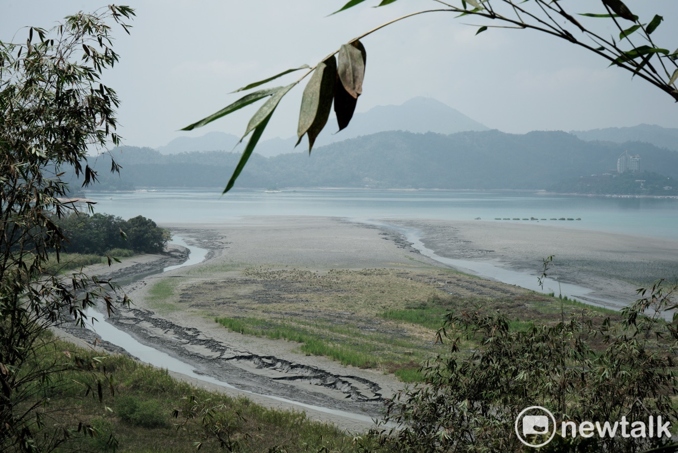 日月潭入水後附近因水位下降,大片泥土裸露。 圖:張良一/攝 日月潭入水後附近因水位下降,大片泥土裸露。 圖:張良一/攝