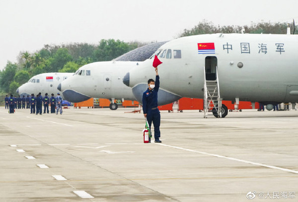 中國2018年於南海的閱兵典禮,不僅派出多達48艘軍艦、10幾架的軍事戰鬥機,還有上萬名的軍人駐守,堪稱中國有史以來最大規模的海上閱兵活動。然而,據《CNN》報導,這並非中國海上行動的終結,而是造船狂熱的起點。 圖:翻攝人民海軍官方微博(示意圖) 中國2018年於南海的閱兵典禮,不僅派出多達48艘軍艦、10幾架的軍事戰鬥機,還有上萬名的軍人駐守,堪稱中國有史以來最大規模的海上閱兵活動。然而,據《CNN》報導,這並非中國海上行動的終結,而是造船狂熱的起點。 圖:翻攝人民海軍官方微博(示意圖)