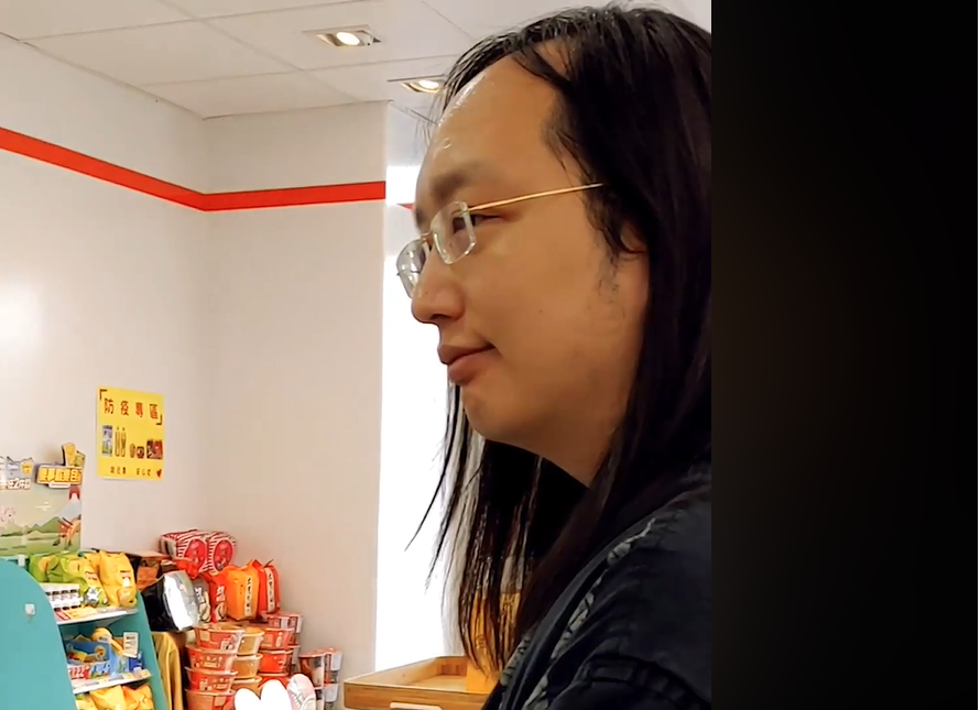 親自到超商取貨的行政院政務委員唐鳳在今(26)天在臉書PO出影片。 圖:擷自影片 親自到超商取貨的行政院政務委員唐鳳在今(26)天在臉書PO出影片。 圖:擷自影片