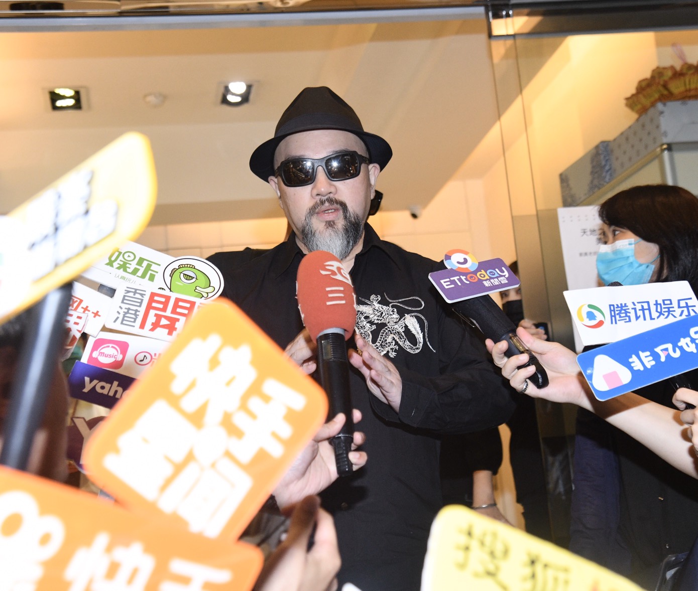 辛龍連著兩天現身劉真靈堂陪伴愛妻,神情憔悴。 圖:楊瑾錚/攝 辛龍連著兩天現身劉真靈堂陪伴愛妻,神情憔悴。 圖:楊瑾錚/攝