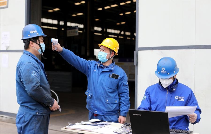 中國官方智庫研究員在媒體上呼籲「全國已具備全面復工復產的基本條件」。 圖：取自推特