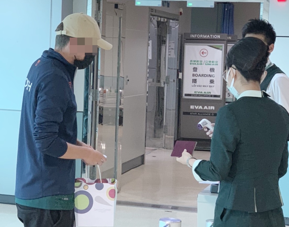 英籍旅客搭機前往上海。 圖:民眾提供 英籍旅客搭機前往上海。 圖:民眾提供