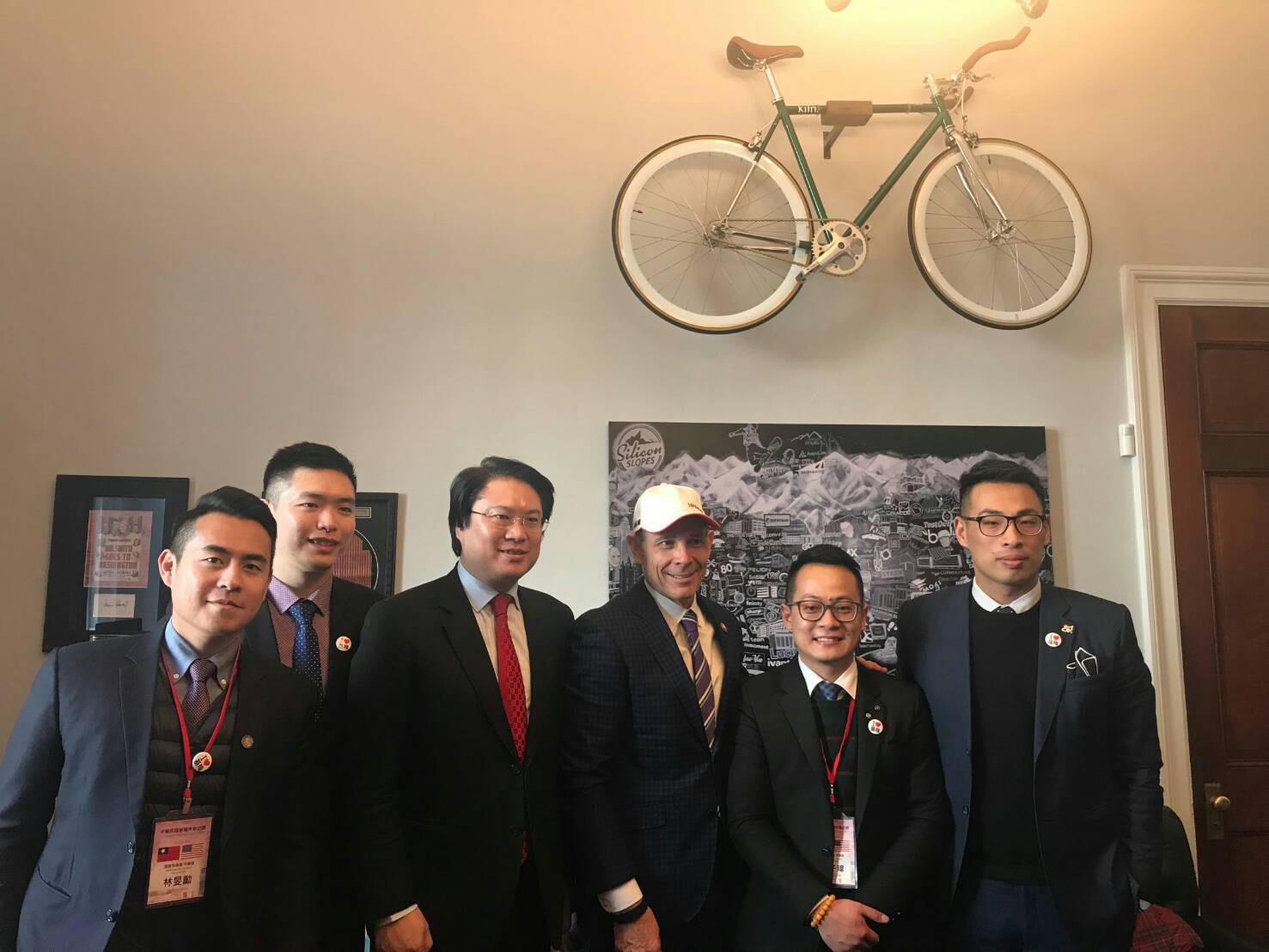 林右昌去年訪美拜會眾議員匡希恆(John Curtis, R-UT),成「台北法案」重要推手! 林右昌去年訪美拜會眾議員匡希恆(John Curtis, R-UT),成「台北法案」重要推手!