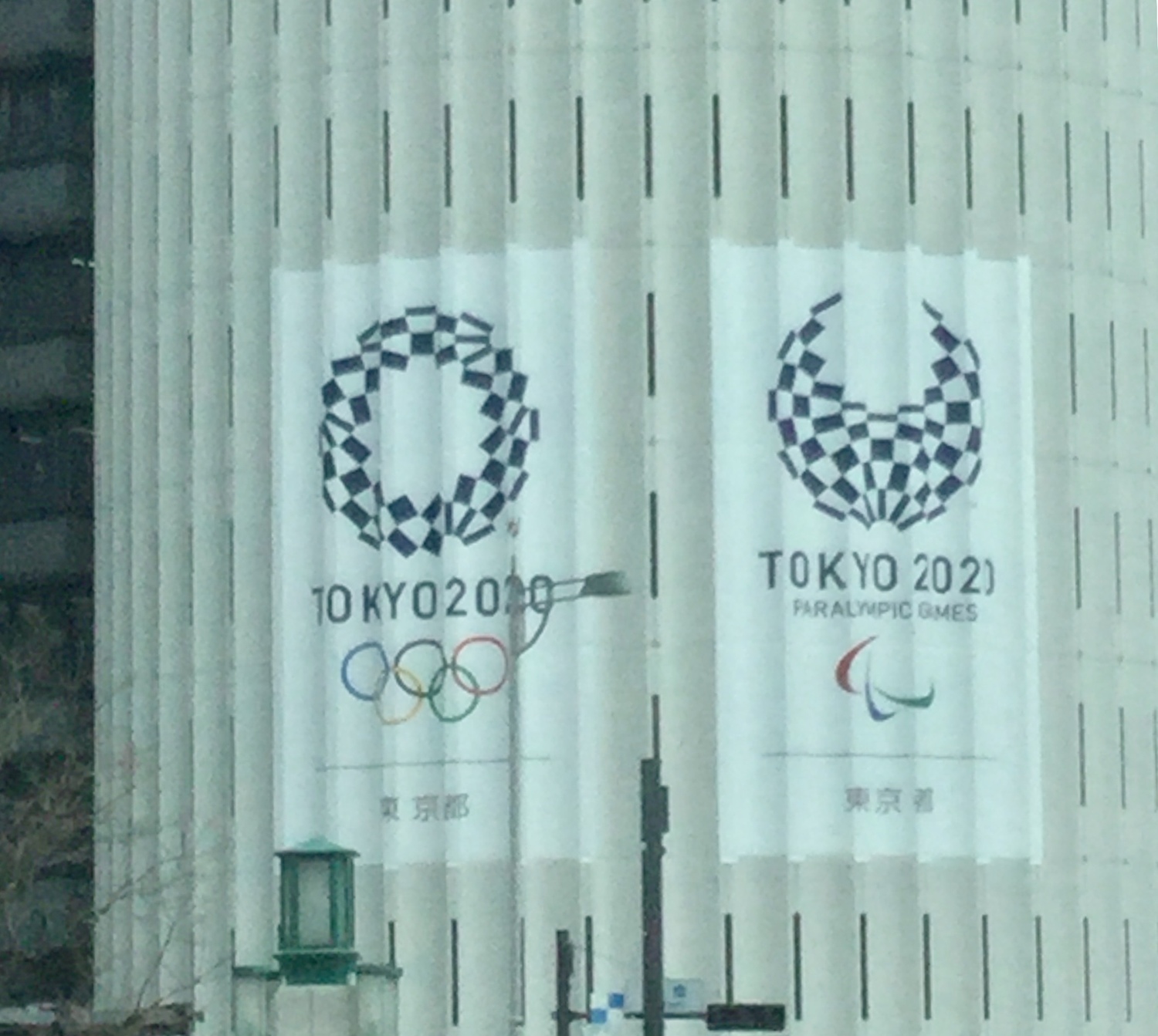 東京都確診人數在東奧確定延期後開始多起來,被各界認為至今壓人數,東奧一直是日本防疫的大包袱。 圖:劉黎兒攝影 東京都確診人數在東奧確定延期後開始多起來,被各界認為至今壓人數,東奧一直是日本防疫的大包袱。 圖:劉黎兒攝影