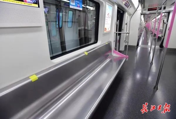 原本能容納大約7人的地鐵座位,現在只能坐3名乘客。 圖:翻攝自長江日報 原本能容納大約7人的地鐵座位,現在只能坐3名乘客。 圖:翻攝自長江日報