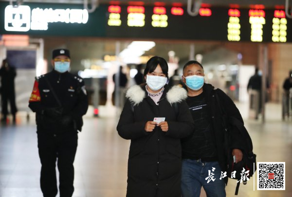 抵達武昌站的乘客。 圖:翻攝自長江日報 抵達武昌站的乘客。 圖:翻攝自長江日報