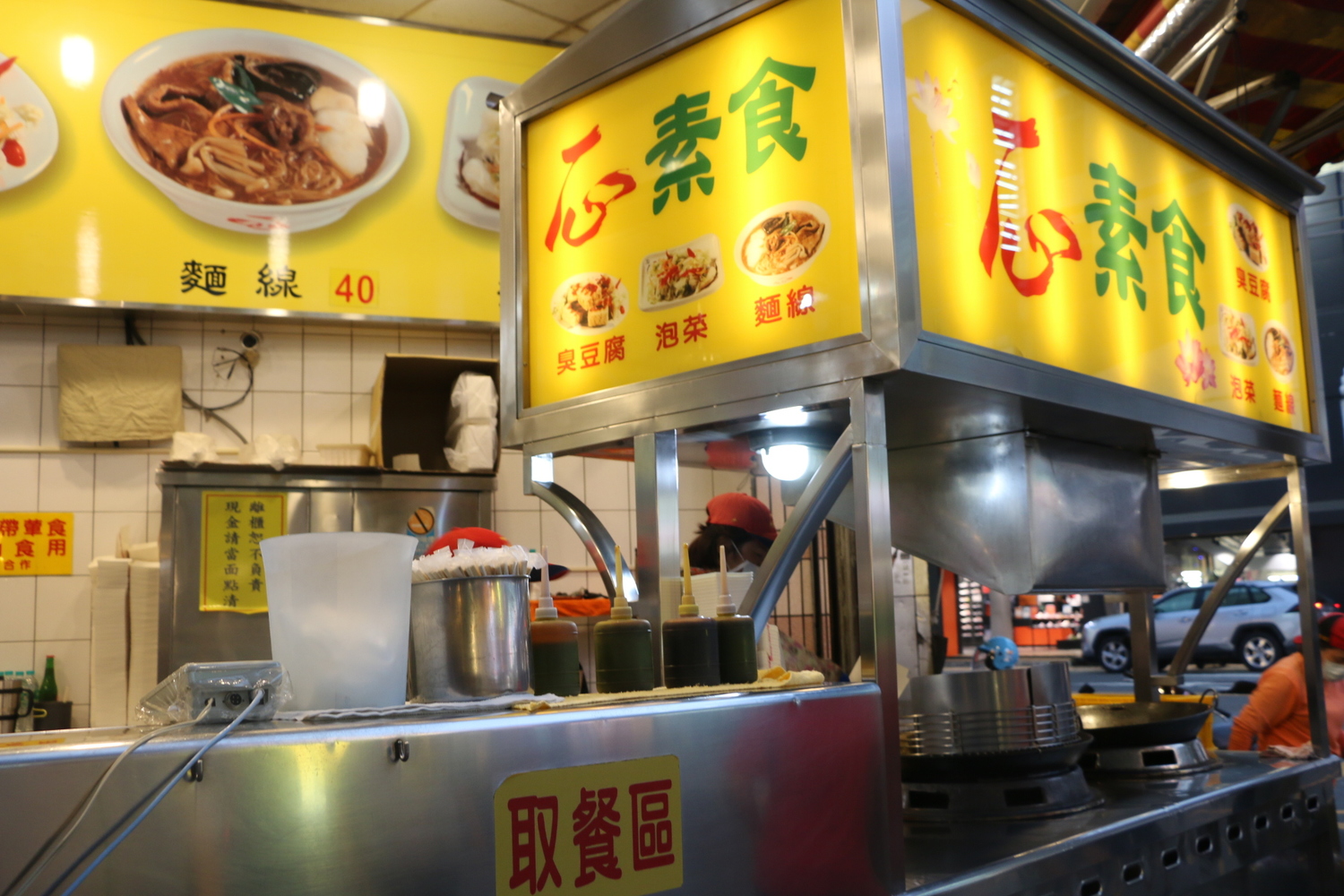 台中逢甲一心素食臭豆腐力挺防疫醫護人員,推出憑證免費吃活動。 市議員黃守達/提供 台中逢甲一心素食臭豆腐力挺防疫醫護人員,推出憑證免費吃活動。 市議員黃守達/提供