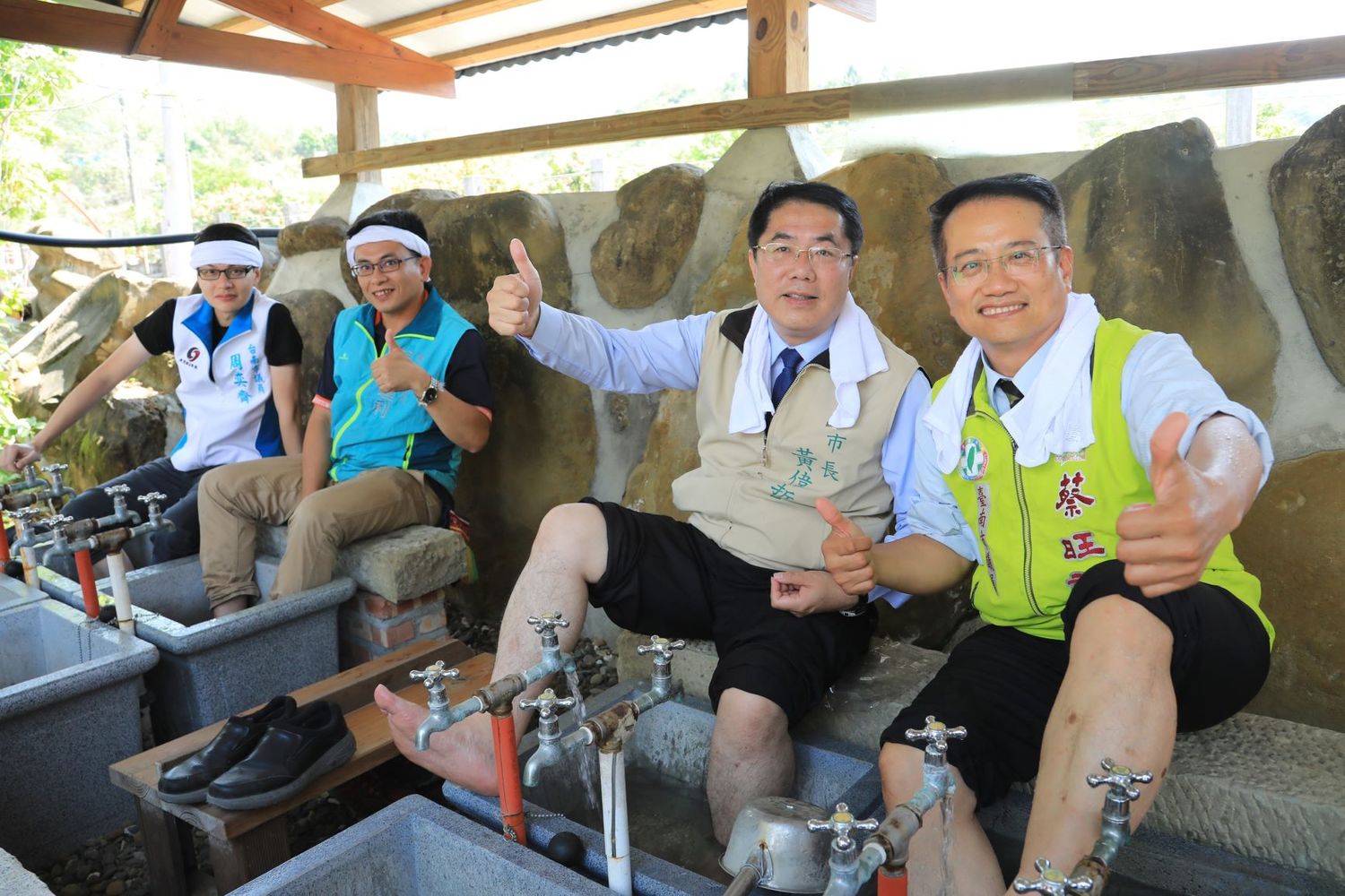 黃偉哲和市議員穎艾達利、周奕齊、蔡旺詮在現場示範溫泉泡腳,。 圖:黃博郎/攝 黃偉哲和市議員穎艾達利、周奕齊、蔡旺詮在現場示範溫泉泡腳,。 圖:黃博郎/攝
