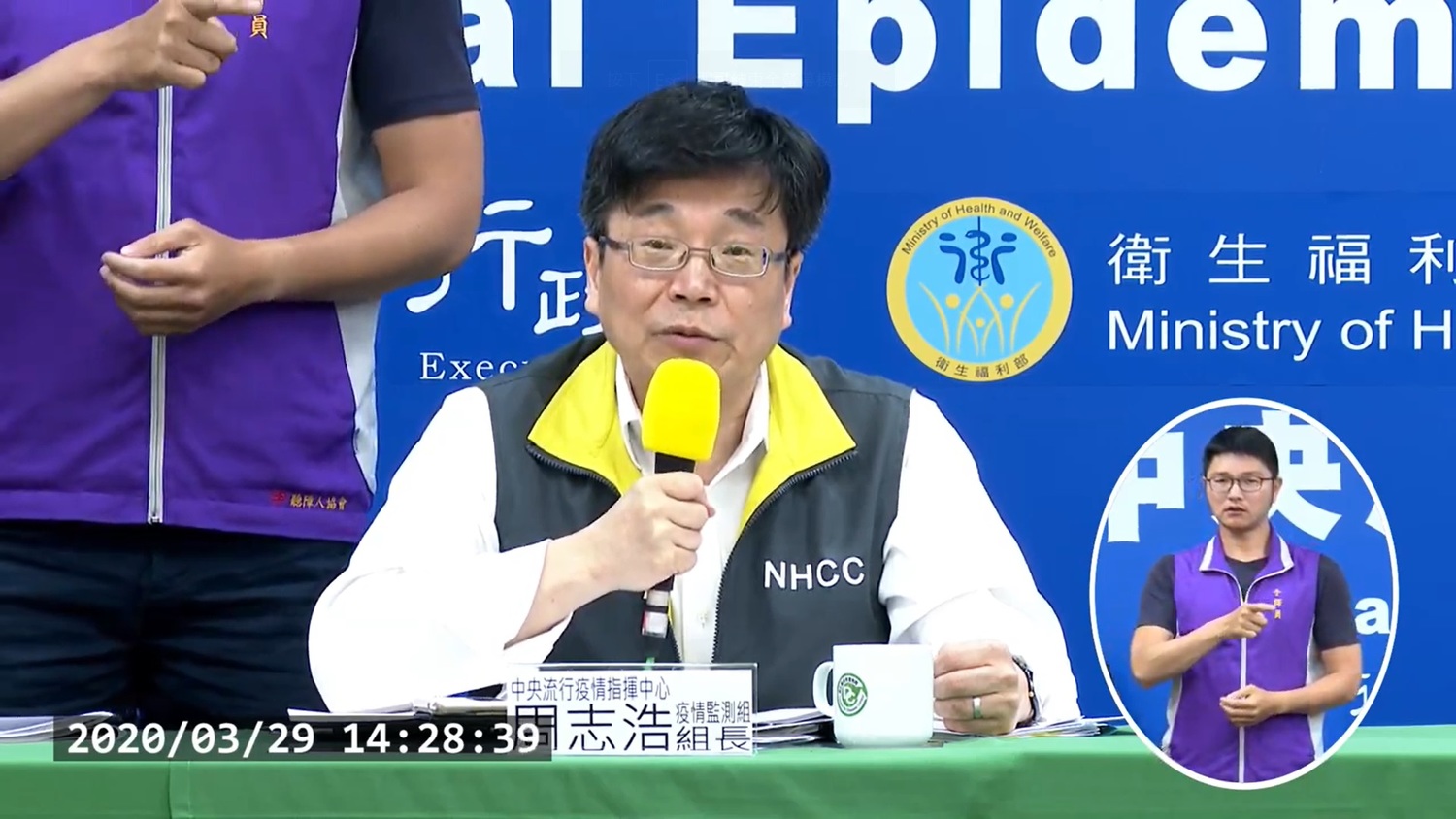 中央流行疫情指揮中心疫情監測組組長周志浩透露,如果病人本身有慢性病或慢性呼吸道疾病,對醫師來說,判斷上會很有挑戰。 圖:翻攝自疾管署直播 中央流行疫情指揮中心疫情監測組組長周志浩透露,如果病人本身有慢性病或慢性呼吸道疾病,對醫師來說,判斷上會很有挑戰。 圖:翻攝自疾管署直播