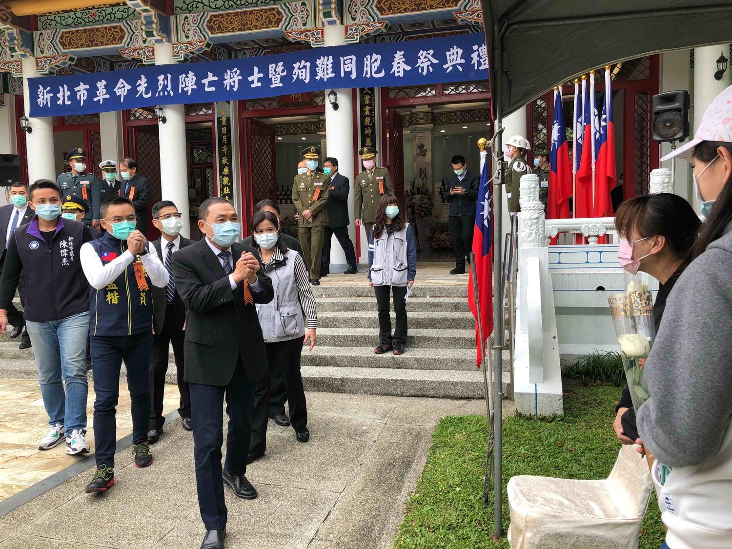 市長侯友宜與陪祭的立委洪孟楷、市議員陳偉杰等人在祭典結束後,一起向現場軍警消代表致意。 圖:新北市民政局提供 市長侯友宜與陪祭的立委洪孟楷、市議員陳偉杰等人在祭典結束後,一起向現場軍警消代表致意。 圖:新北市民政局提供
