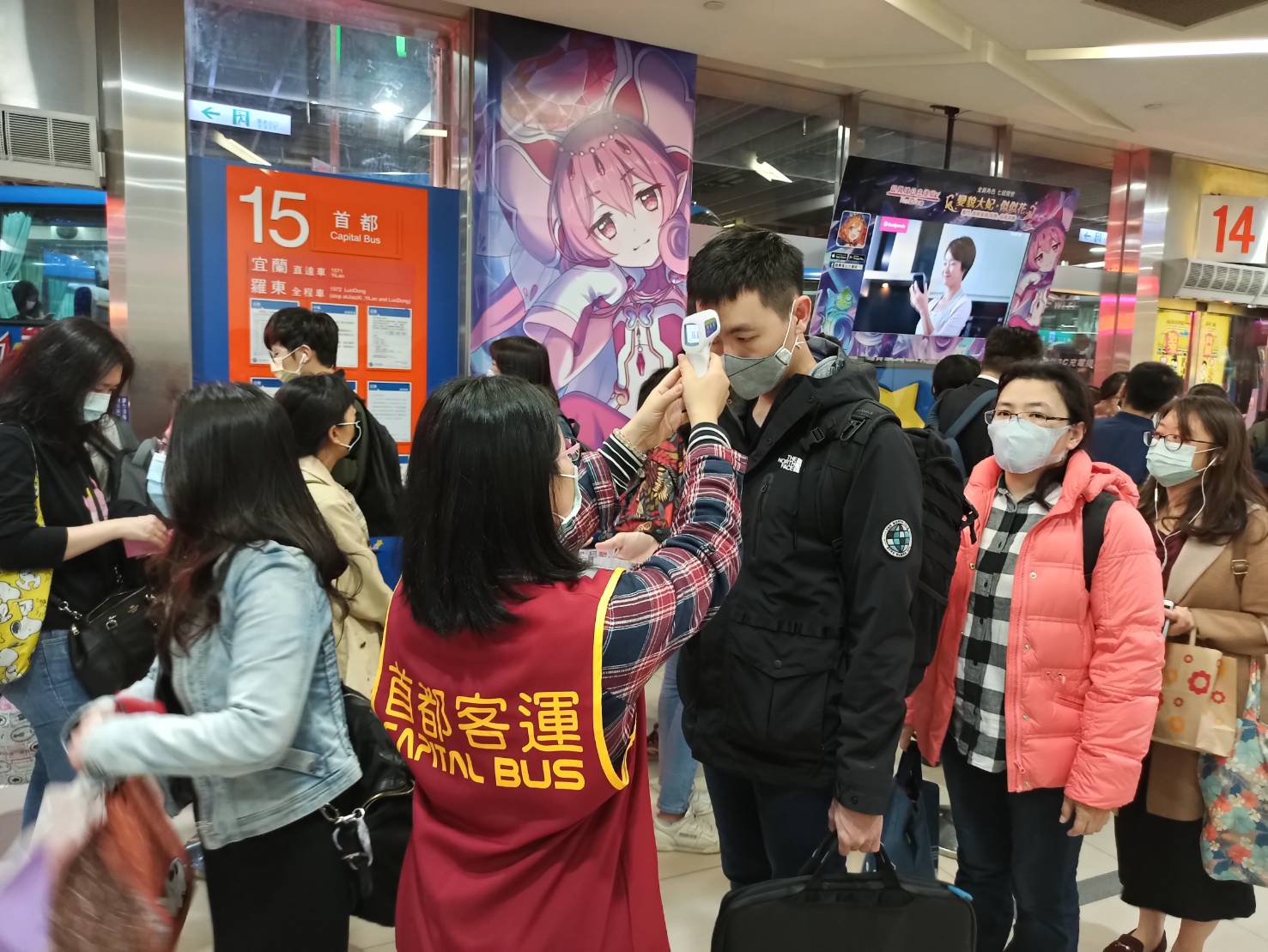 首都、臺北客運「北宜、北花國道客運」乘客上車前須量額溫。 圖:首都、臺北客運提供 首都、臺北客運「北宜、北花國道客運」乘客上車前須量額溫。 圖:首都、臺北客運提供