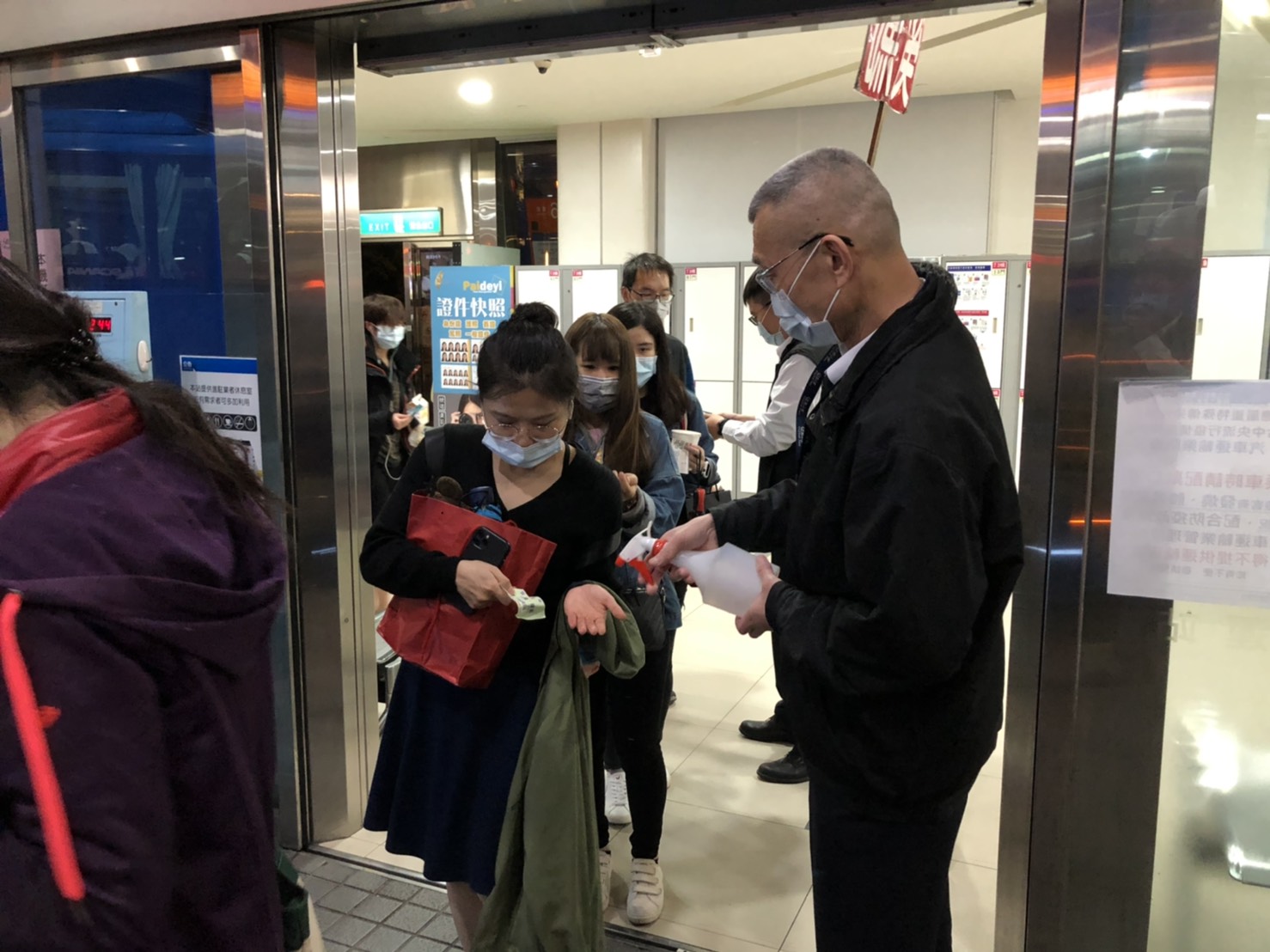 首都、臺北客運總經理李建文率員工,為乘客在手部噴酒精。 圖:首都、臺北客運提供 首都、臺北客運總經理李建文率員工,為乘客在手部噴酒精。 圖:首都、臺北客運提供