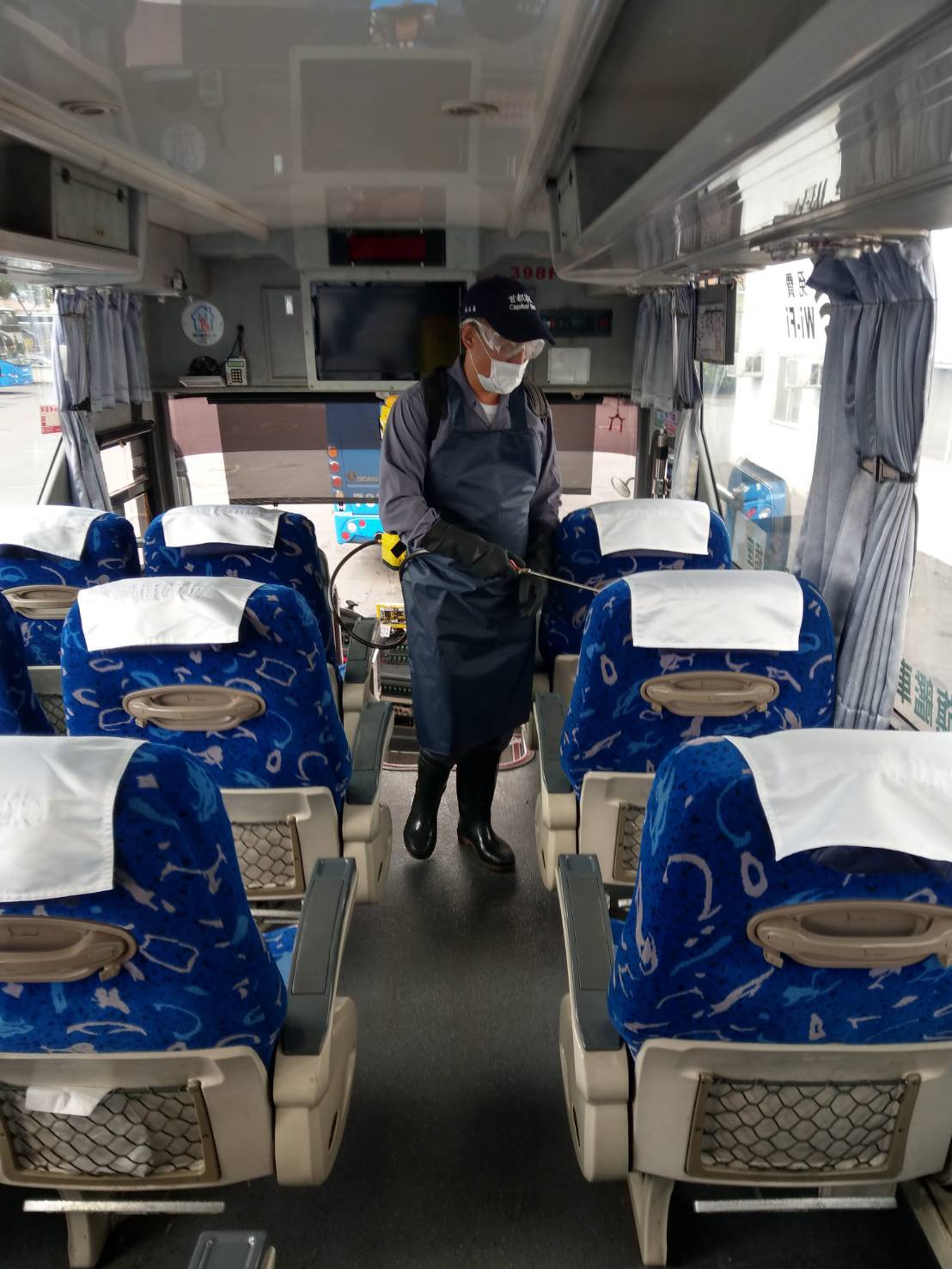「北宜、北花國道客運」出車前都進行車內消毒。 圖:首都、臺北客運提供 「北宜、北花國道客運」出車前都進行車內消毒。 圖:首都、臺北客運提供