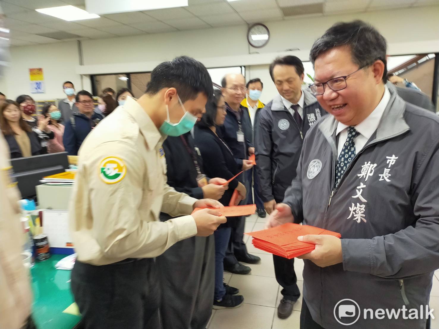 鄭文燦頒發禮券感謝公所第一線防疫人員這段時間的辛勞。 圖:林昀真/攝 鄭文燦頒發禮券感謝公所第一線防疫人員這段時間的辛勞。 圖:林昀真/攝