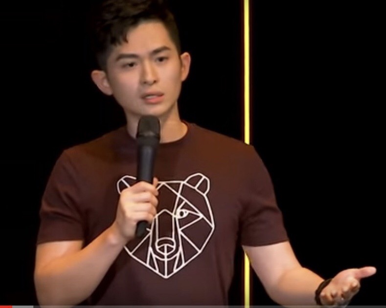 博恩在節目上自曝兒時被性侵,一番言論惹爭議。 圖:翻攝《博恩站起來》YouTube 博恩在節目上自曝兒時被性侵,一番言論惹爭議。 圖:翻攝《博恩站起來》YouTube