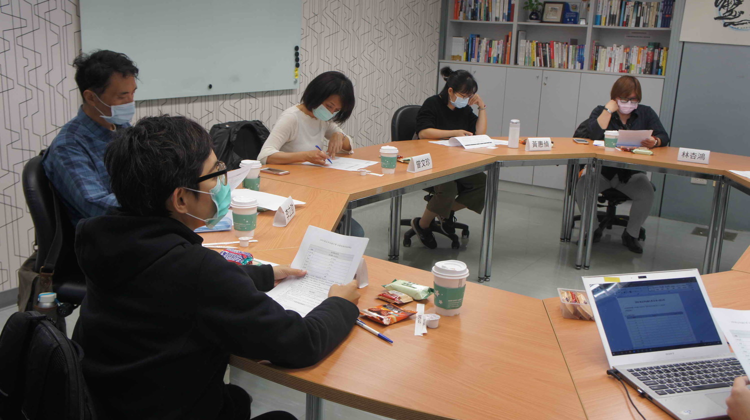 「2020新北市紀錄片獎」初審評審團由右至左:影展策展人林杏鴻、黃惠偵導演、曾文珍導演、李立劭導演、莎瓏‧伊斯哈罕布德導演。 圖:新北市新聞局提供 「2020新北市紀錄片獎」初審評審團由右至左:影展策展人林杏鴻、黃惠偵導演、曾文珍導演、李立劭導演、莎瓏‧伊斯哈罕布德導演。 圖:新北市新聞局提供