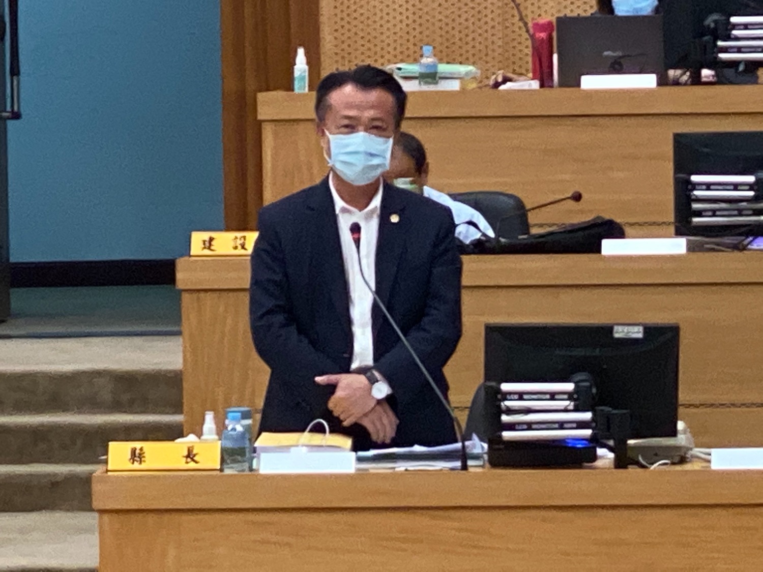 嘉義縣長翁章梁帶著口罩在議會接受質詢。 圖:嘉義縣記者公會/提供 嘉義縣長翁章梁帶著口罩在議會接受質詢。 圖:嘉義縣記者公會/提供