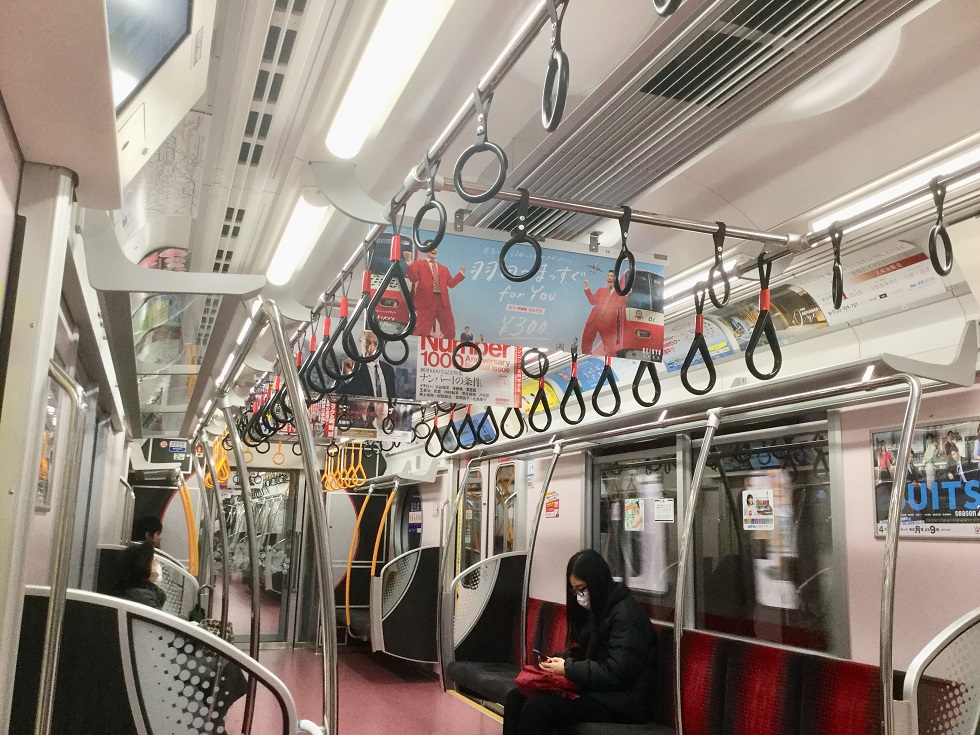 東京都要求週末外出自肅,電車上乘客非常少。 圖:劉黎兒攝影 東京都要求週末外出自肅,電車上乘客非常少。 圖:劉黎兒攝影