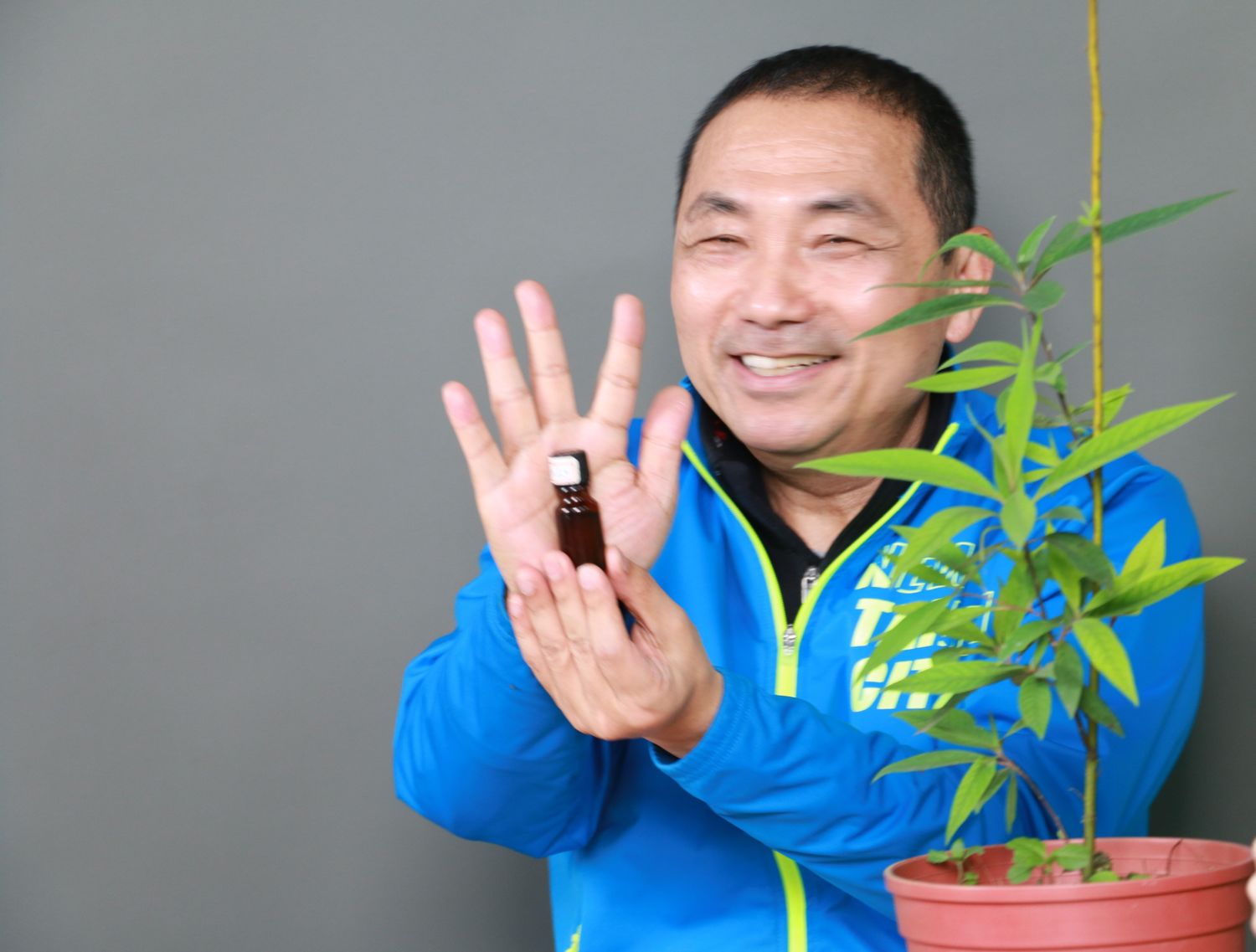 侯友宜以網美手介紹馬告精油。 圖:新北市原民局提供 侯友宜以網美手介紹馬告精油。 圖:新北市原民局提供