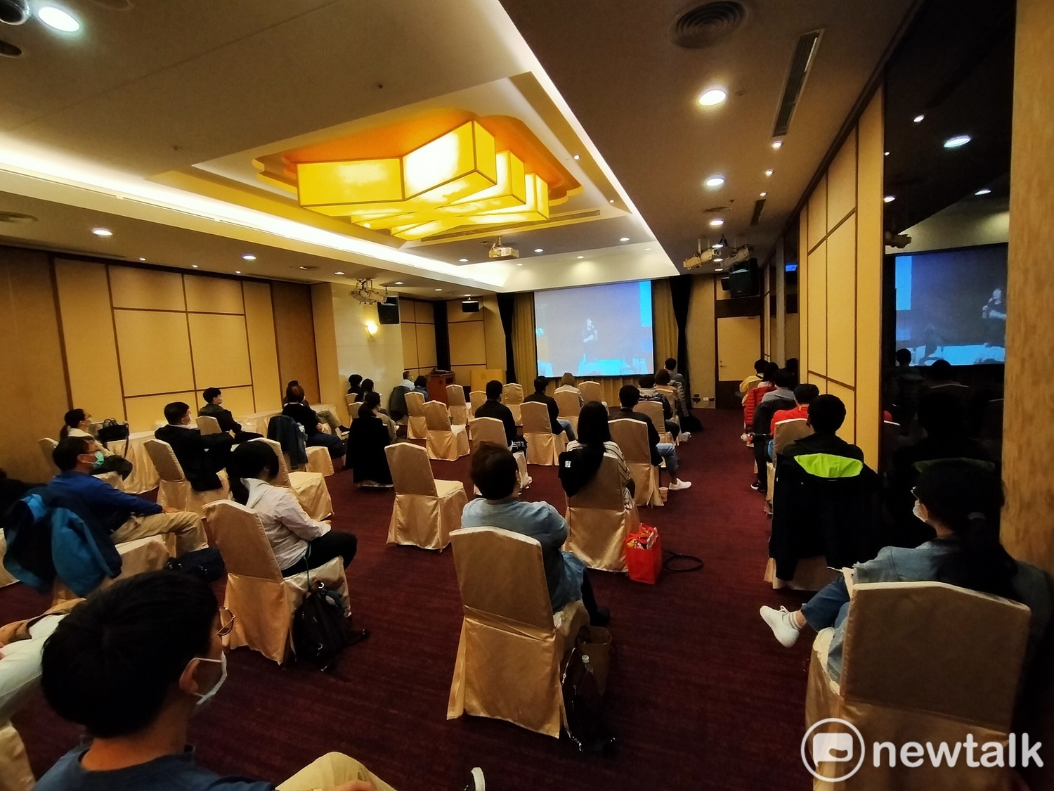 台中市觀光發展協會觀光人才培訓及產業升級轉型課程配合防疫規定,採安全社交距離,並且讓一半的學員在另外一廳視訊同步聽課。 圖:唐復年/攝 台中市觀光發展協會觀光人才培訓及產業升級轉型課程配合防疫規定,採安全社交距離,並且讓一半的學員在另外一廳視訊同步聽課。 圖:唐復年/攝