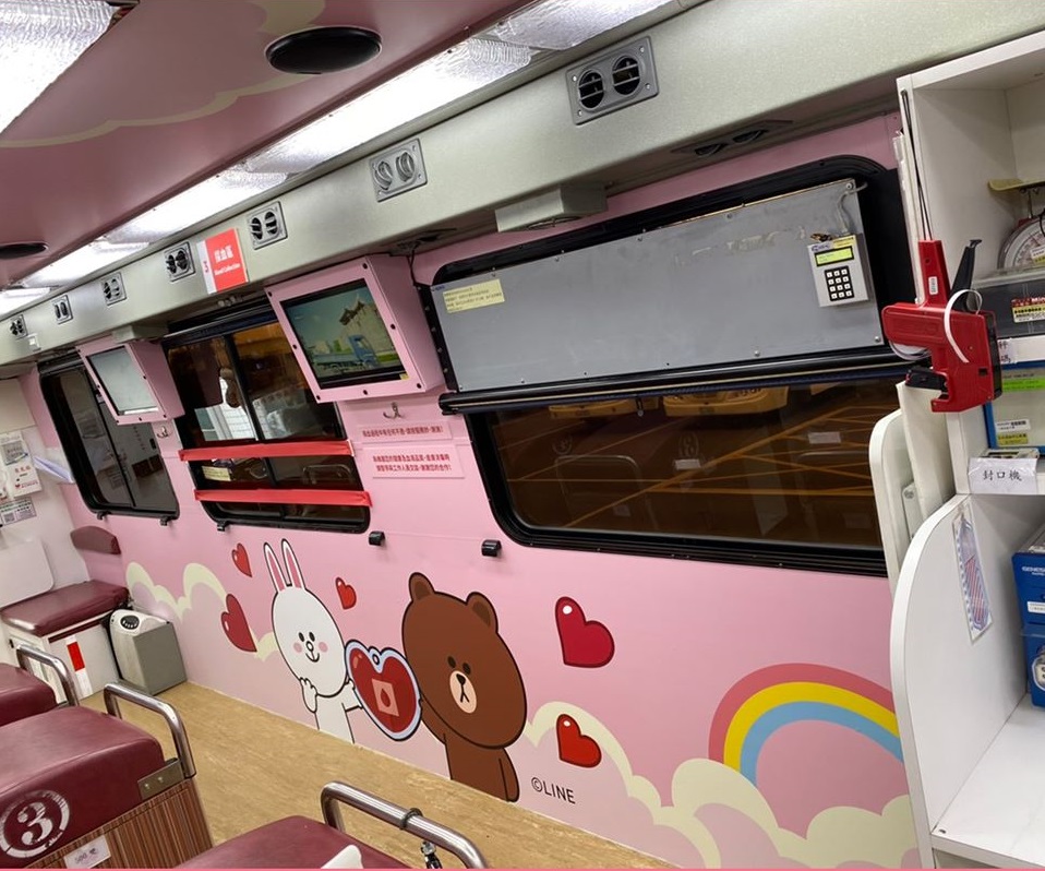 車輛內部裝潢也可以看到LINE FRIENDS角色的身影,非常可愛。 圖:取自台北捐血中心臉書 車輛內部裝潢也可以看到LINE FRIENDS角色的身影,非常可愛。 圖:取自台北捐血中心臉書