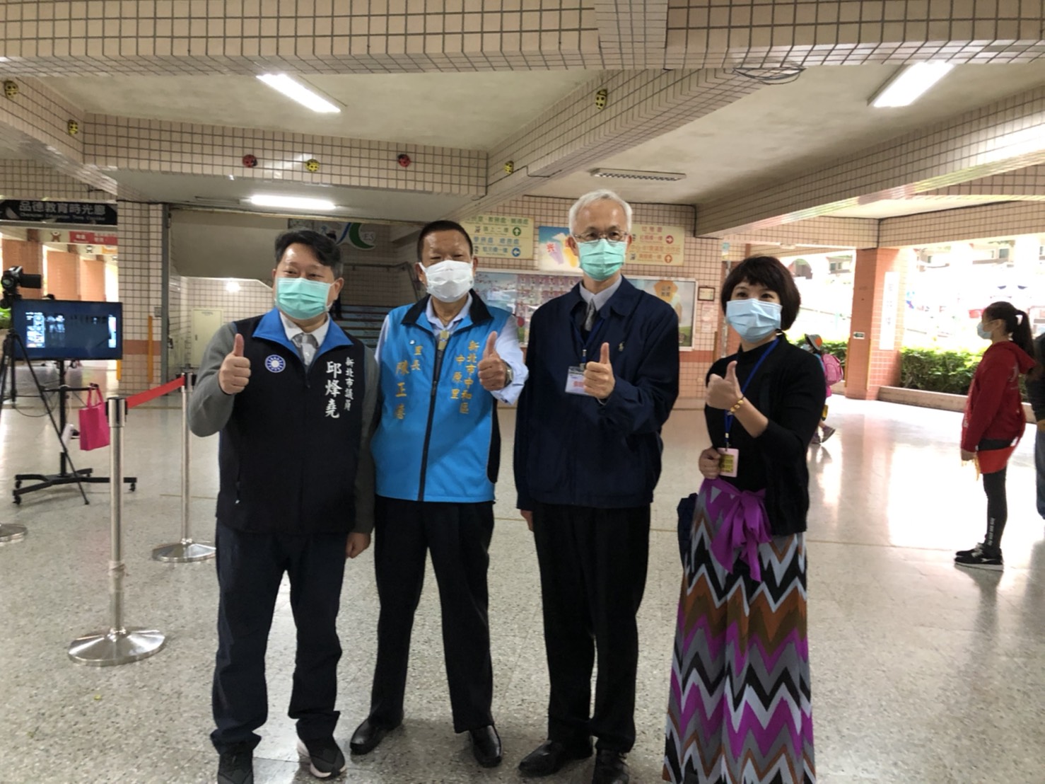 新北市議員邱烽堯到光復國小,了解師生防疫設備及作法。 圖:邱烽堯/提供 新北市議員邱烽堯到光復國小,了解師生防疫設備及作法。 圖:邱烽堯/提供