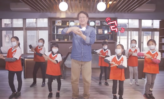 基隆市長林右昌接受了台北市議員許家蓓下的戰帖,與仙洞國小學童及基隆年輕人一起跳洗手舞。 圖:翻攝自林右昌臉書 基隆市長林右昌接受了台北市議員許家蓓下的戰帖,與仙洞國小學童及基隆年輕人一起跳洗手舞。 圖:翻攝自林右昌臉書