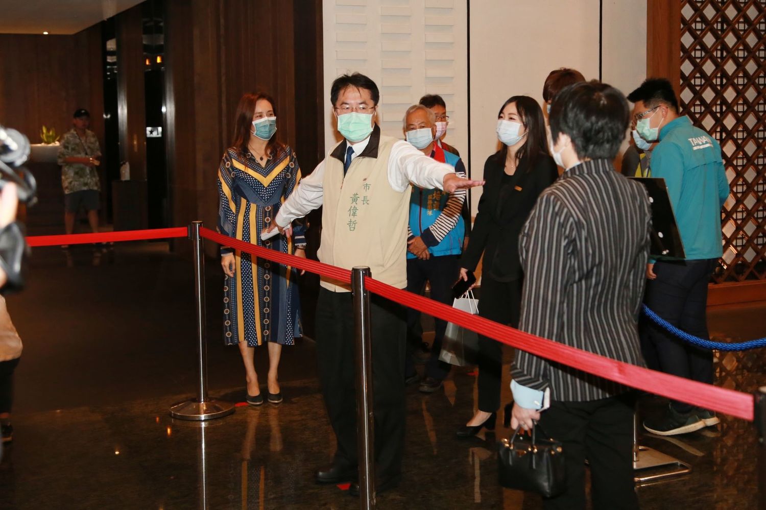 黃偉哲提醒飯店業者要注意保持客人的「社交距離」。 圖:黃博郎/攝 黃偉哲提醒飯店業者要注意保持客人的「社交距離」。 圖:黃博郎/攝