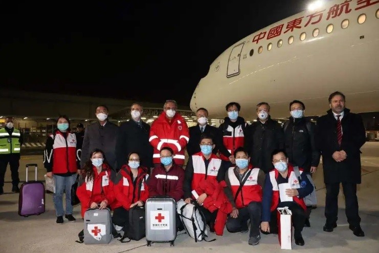 中國15人醫療團隊前往英國援助,卻慘遭當地民眾謾罵。 圖:翻攝自微信 中國15人醫療團隊前往英國援助,卻慘遭當地民眾謾罵。 圖:翻攝自微信