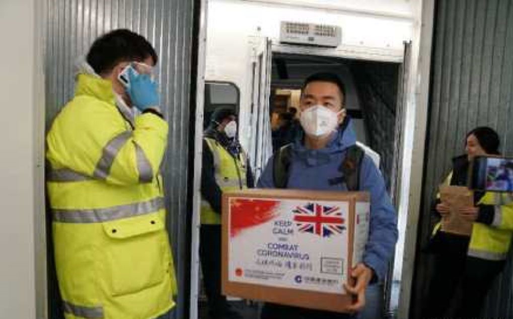 中國日前派出15人醫療團隊前往英國,同時還備有大量醫療物資打算捐贈給當地。 圖:翻攝自微博 中國日前派出15人醫療團隊前往英國,同時還備有大量醫療物資打算捐贈給當地。 圖:翻攝自微博