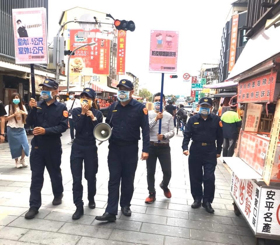 警方在人潮不斷的安平老街宣導社交距離。 圖:台南市政府提供 警方在人潮不斷的安平老街宣導社交距離。 圖:台南市政府提供