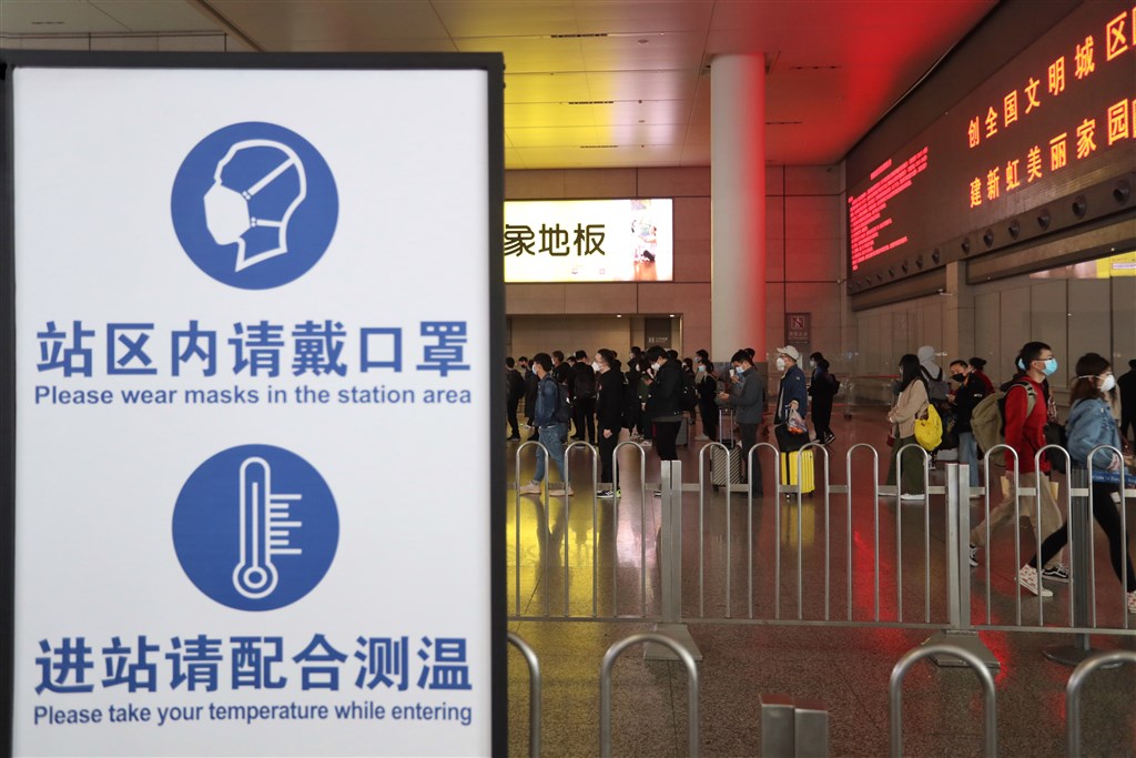 中國武漢肺炎4日新增30確診,5例為來自廣東的本土病例。圖為上海虹橋車站防疫告示。 圖/中新社 中國武漢肺炎4日新增30確診,5例為來自廣東的本土病例。圖為上海虹橋車站防疫告示。 圖/中新社
