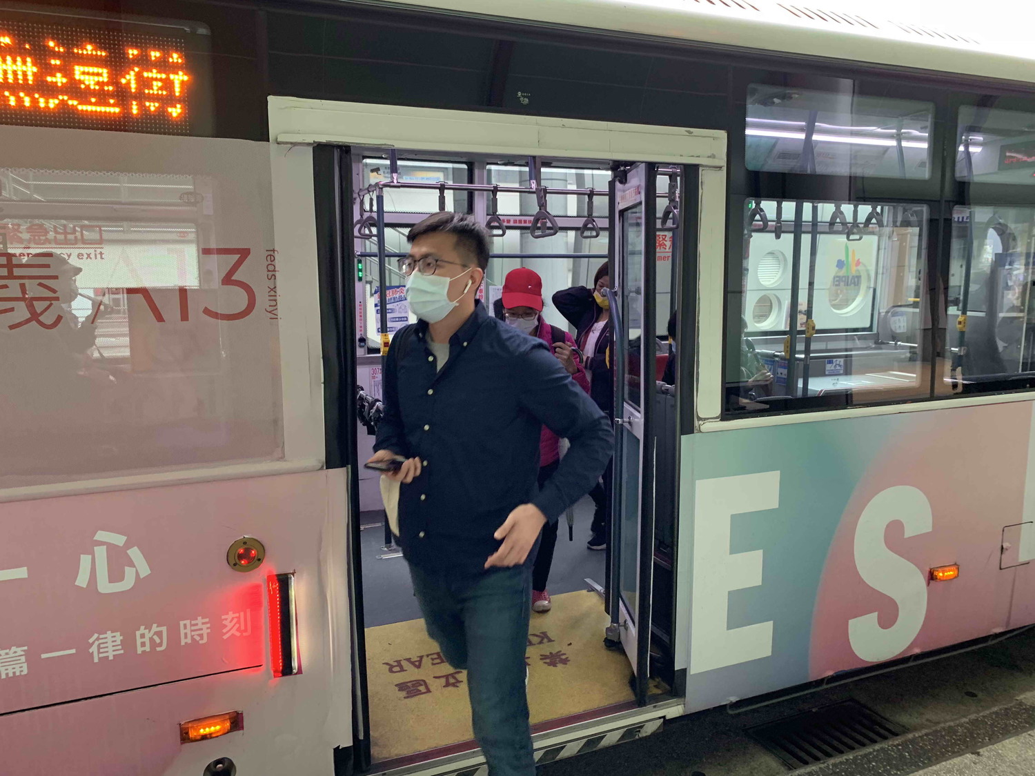 新北搭公車強制戴口罩第3天,有4位公車乘客不聽勸,遭報警處理;圖中乘客非遭報警乘客。 圖:新北市交通局提供 新北搭公車強制戴口罩第3天,有4位公車乘客不聽勸,遭報警處理;圖中乘客非遭報警乘客。 圖:新北市交通局提供