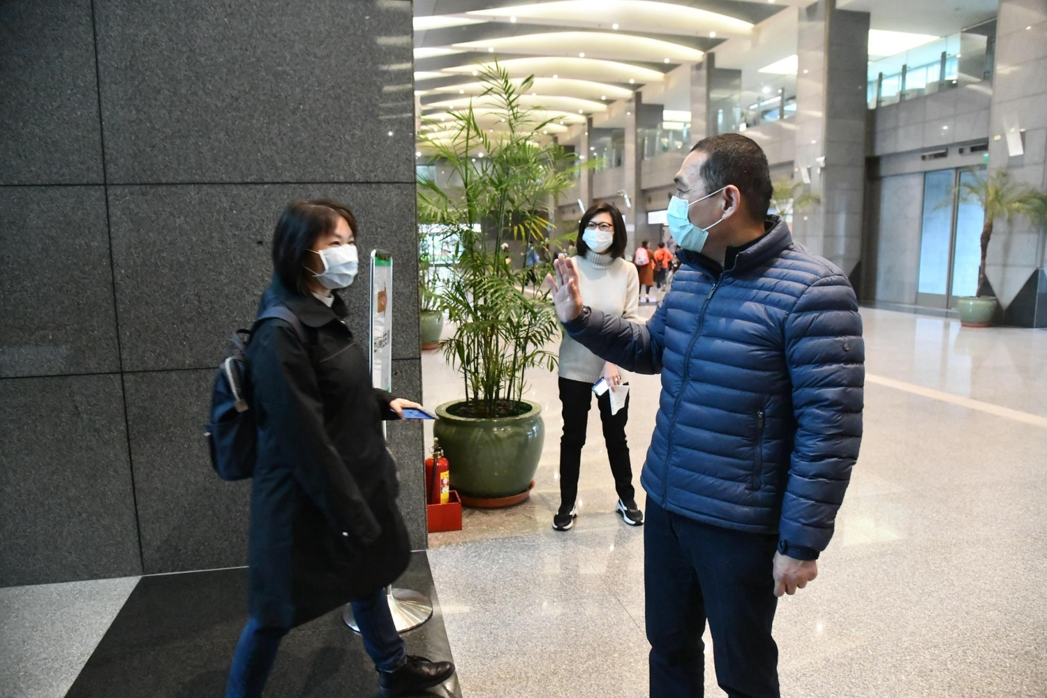 侯友宜今早詢問市府員工,清明連假有無到處趴趴走。 圖:新北市政府提供 侯友宜今早詢問市府員工,清明連假有無到處趴趴走。 圖:新北市政府提供