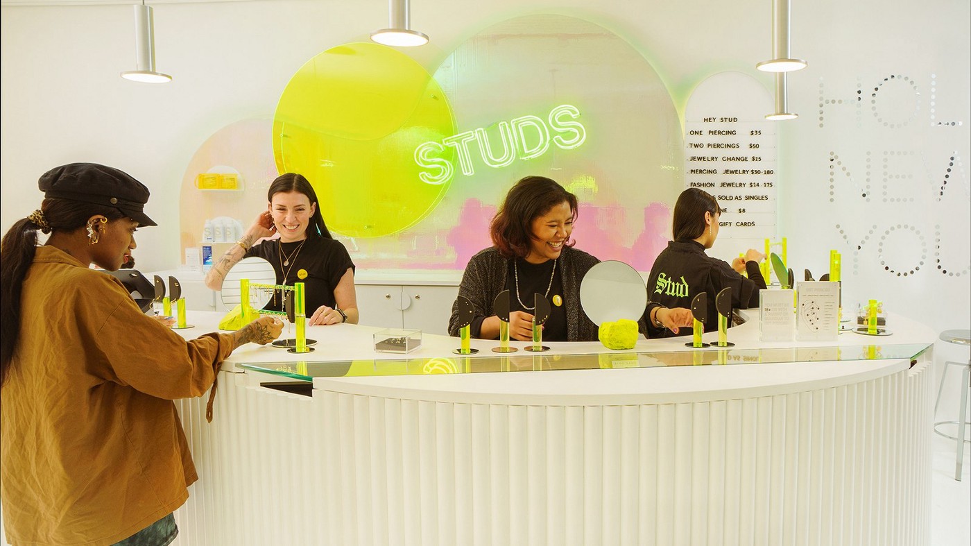 Studs 目前唯一一家實體店設於紐約,他們預計明年在更多地點開設實體店。 圖:翻攝自Vogue Studs 目前唯一一家實體店設於紐約,他們預計明年在更多地點開設實體店。 圖:翻攝自Vogue