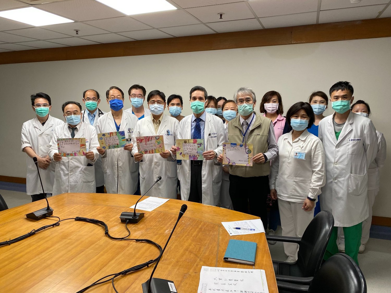 台中市有一群幼兒園小朋友向仁愛醫院及長安醫院送上手繪卡片。 圖:翻攝自「仁愛醫院」臉書 台中市有一群幼兒園小朋友向仁愛醫院及長安醫院送上手繪卡片。 圖:翻攝自「仁愛醫院」臉書
