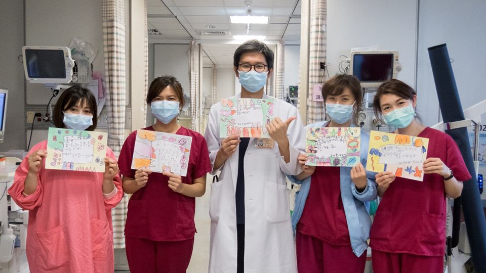 長安醫院同樣4日收到該所幼兒園送來的手繪卡片。 圖:翻攝自「長安醫院」臉書 長安醫院同樣4日收到該所幼兒園送來的手繪卡片。 圖:翻攝自「長安醫院」臉書