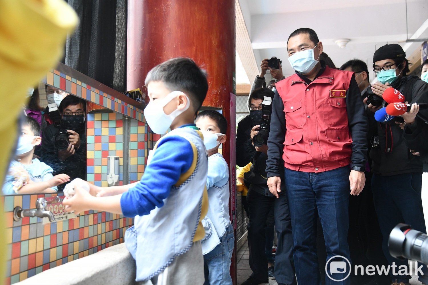 侯友宜視察板橋文聖國小學童在校的防疫情況。 圖:林昀真/攝 侯友宜視察板橋文聖國小學童在校的防疫情況。 圖:林昀真/攝