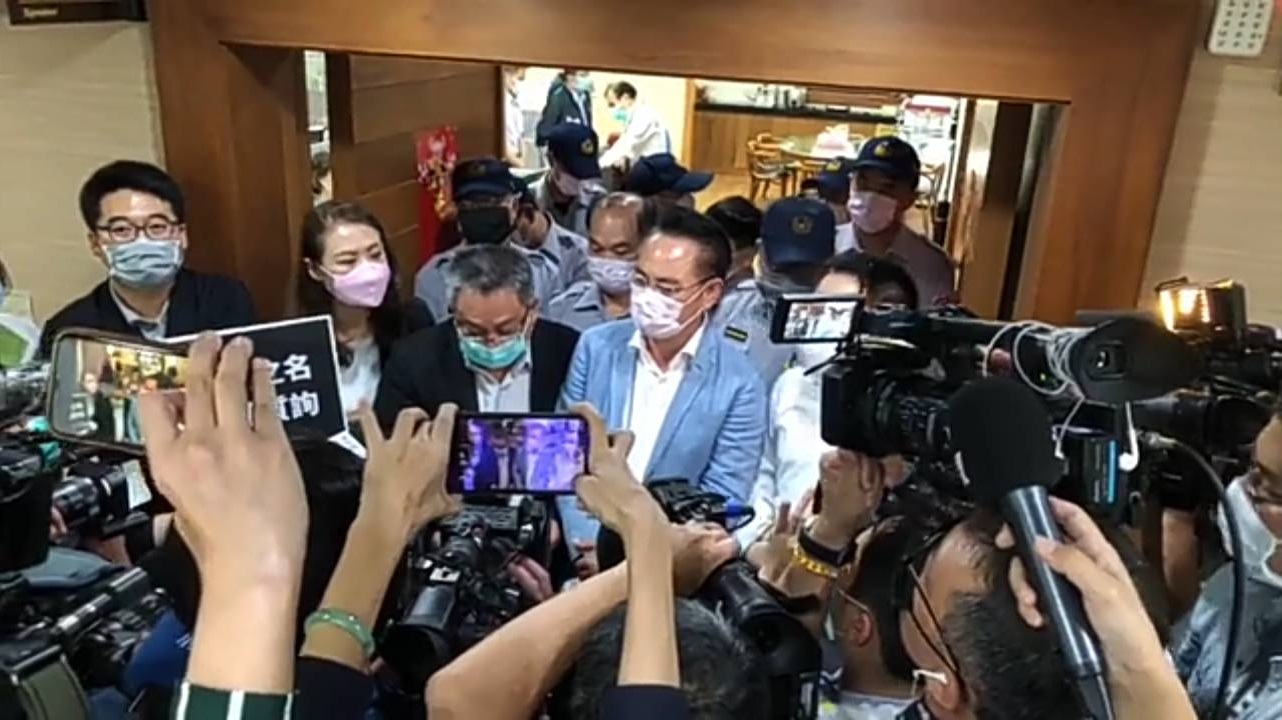 民進黨議員在議長室外不得其門而入。 圖:孫家銘/攝 民進黨議員在議長室外不得其門而入。 圖:孫家銘/攝