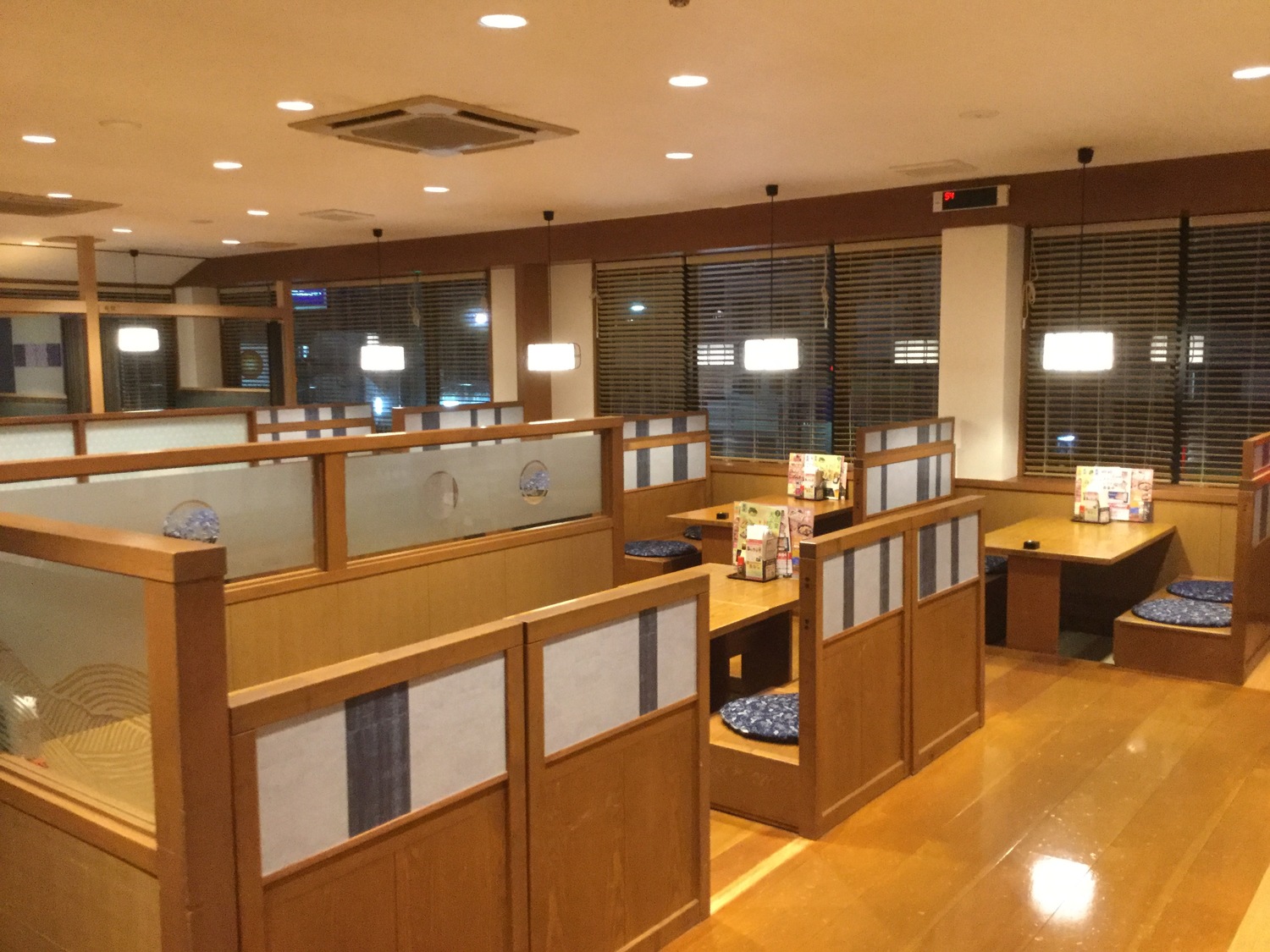 這家平時賓客盈門的和食餐廳，6日晚上居然門可羅雀，全店整晚只有二組客人，現在自肅就是靠乖順聽話的民眾自我設限而已。 圖：劉黎兒攝影