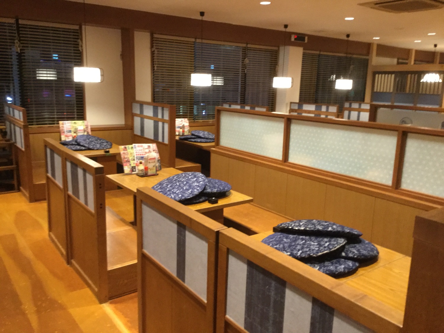 這家平時賓客盈門的和食餐廳，6日晚上居然門可羅雀，全店整晚只有二組客人，現在自肅就是靠乖順聽話的民眾自我設限而已。 圖：劉黎兒攝影