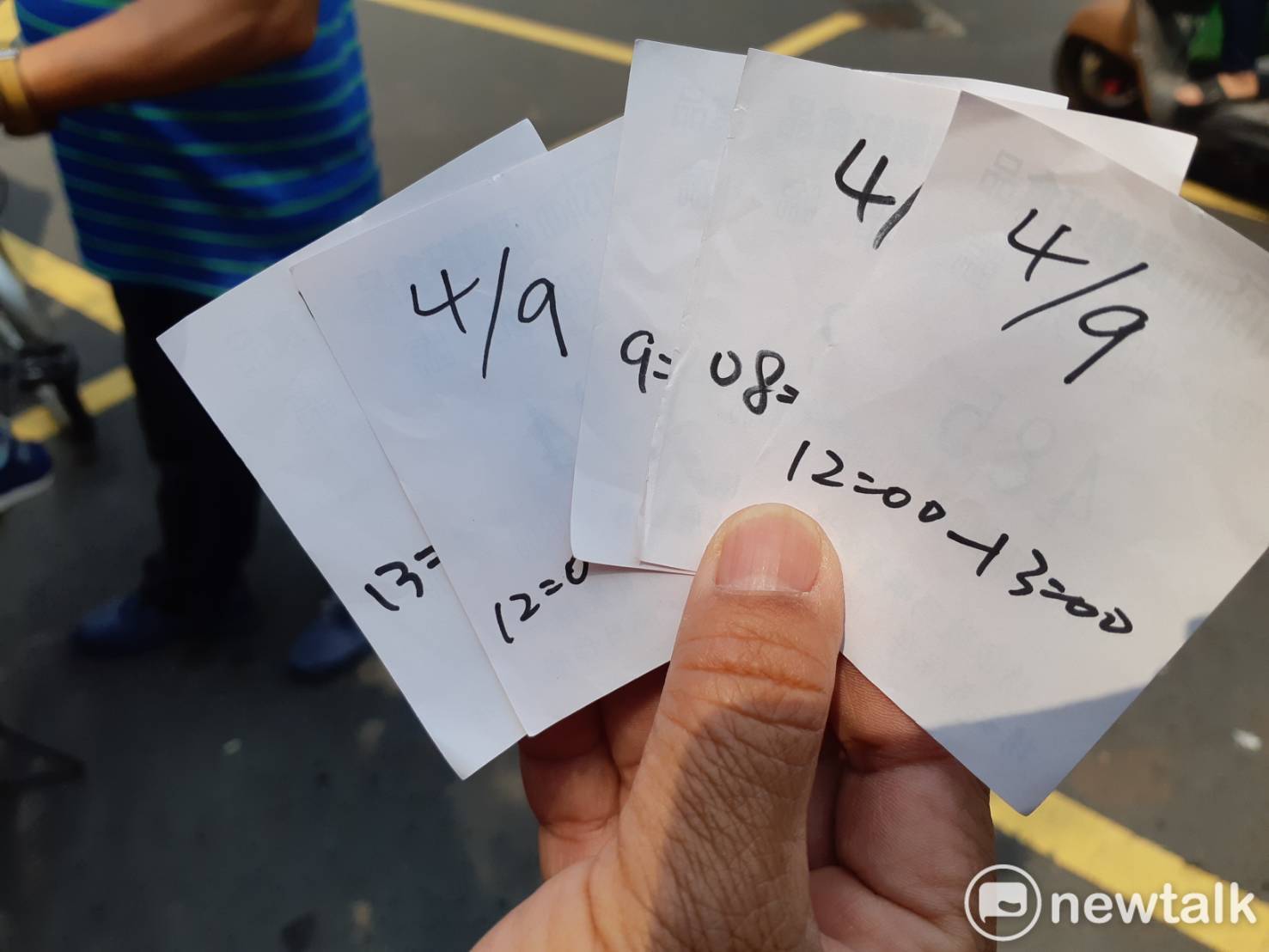 嘉義市排隊名店福義軒今起採取新的販售政策,8日預發9日的號碼牌,並依時段分流人潮。 圖:蔡坤龍/攝 嘉義市排隊名店福義軒今起採取新的販售政策,8日預發9日的號碼牌,並依時段分流人潮。 圖:蔡坤龍/攝