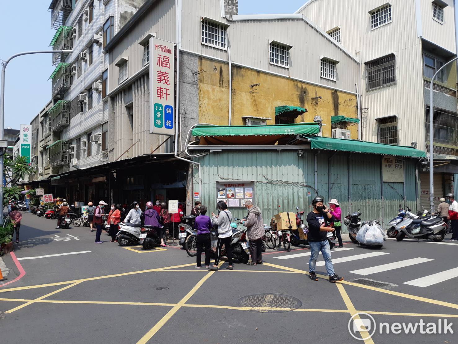 嘉義市排隊名店福義軒宣佈採取新的販售政策,成功街門市一陣騷動。 圖:蔡坤龍/攝 嘉義市排隊名店福義軒宣佈採取新的販售政策,成功街門市一陣騷動。 圖:蔡坤龍/攝