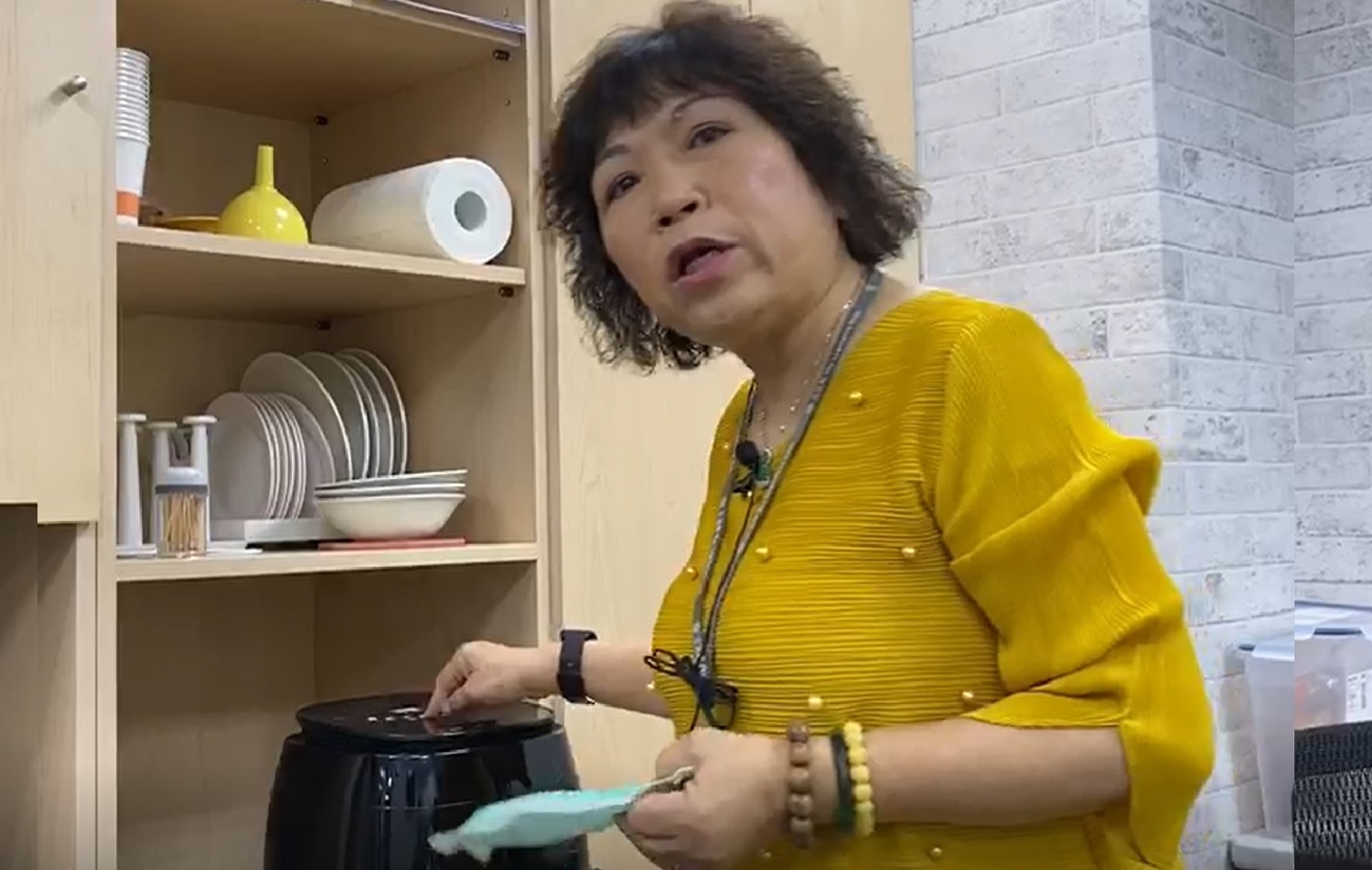 國民黨立委葉毓蘭說明氣炸鍋烤口罩風波。 圖：葉毓蘭辦公室/提供(資料照片)