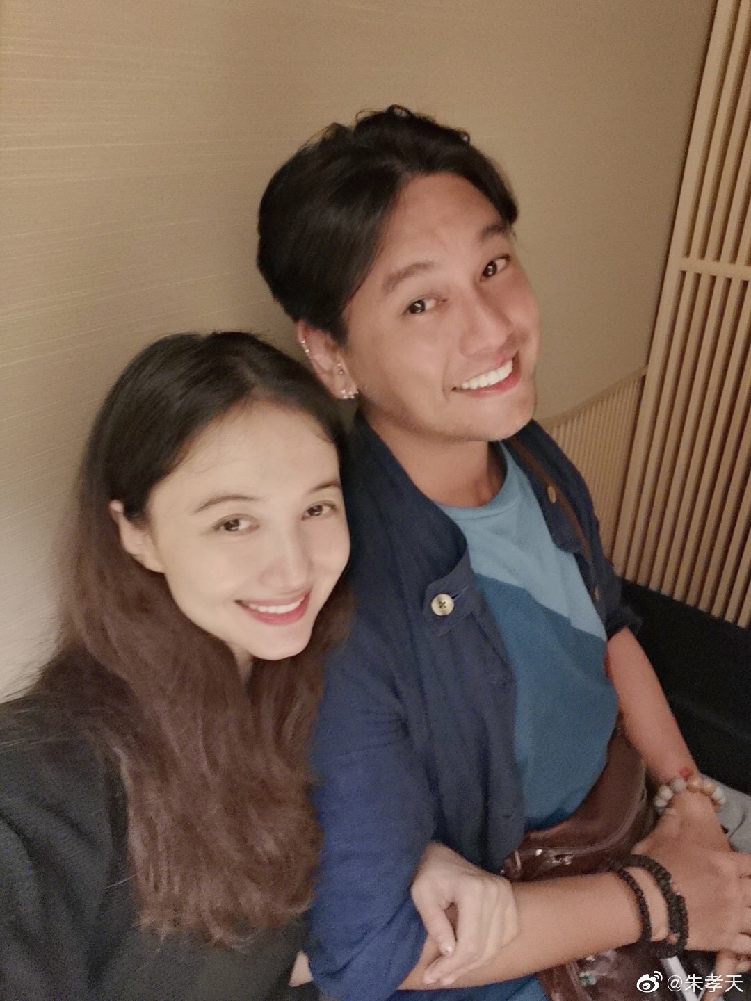 朱孝天(右)與妻子韓雯雯(左)去年結婚3周年時幸福發文。 圖:翻攝朱孝天微博 朱孝天(右)與妻子韓雯雯(左)去年結婚3周年時幸福發文。 圖:翻攝朱孝天微博