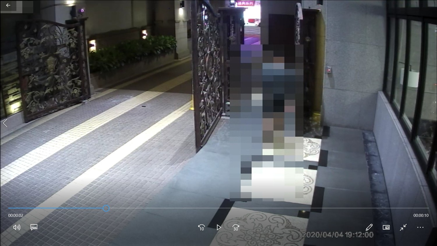 桃園一名居家檢疫男子日前因離開住家到社區大廳領外送餐遭檢舉挨罰。 圖:林昀真/翻攝 桃園一名居家檢疫男子日前因離開住家到社區大廳領外送餐遭檢舉挨罰。 圖:林昀真/翻攝