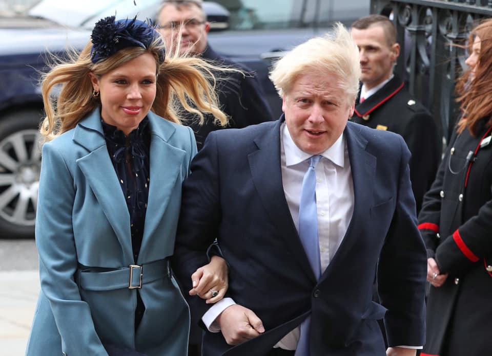 英國首相強生(前排右起)與女友西蒙茲雙雙確診武漢肺炎,但目前2人情況都已好轉。 圖:翻攝自強生臉書 英國首相強生(前排右起)與女友西蒙茲雙雙確診武漢肺炎,但目前2人情況都已好轉。 圖:翻攝自強生臉書
