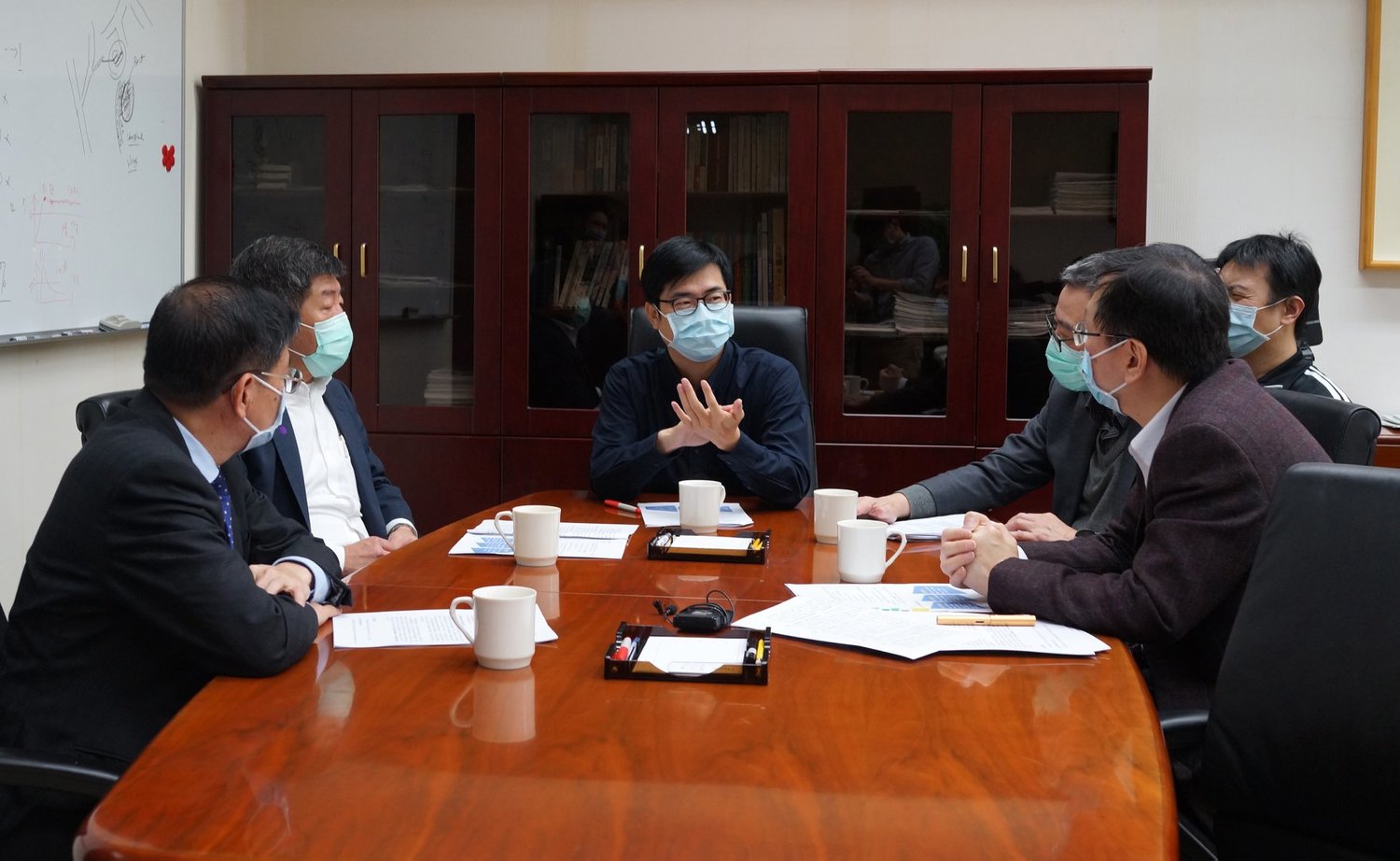 陳其邁副院長辦公室的辦公桌,是另一個防疫決策的軍機處。 圖:陳其邁臉書 陳其邁副院長辦公室的辦公桌,是另一個防疫決策的軍機處。 圖:陳其邁臉書